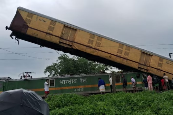 மேற்கு வங்கத்தில் எக்ஸ்பிரஸ் ரயிலுடன் சரக்கு ரயில் மோதியதால் 5 பேர் உயிரிழப்பு…!