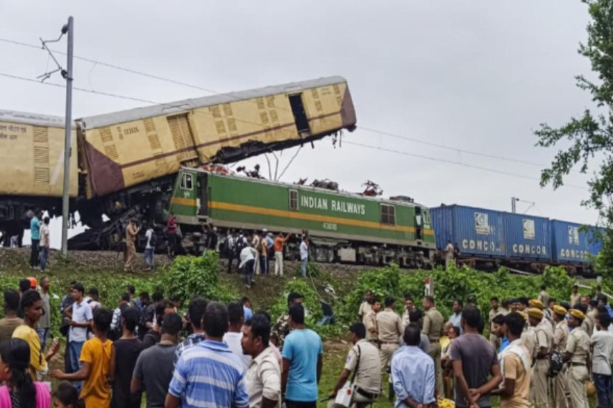 மேற்கு வங்க ரயில் விபத்து எப்படி ஏற்பட்டது?