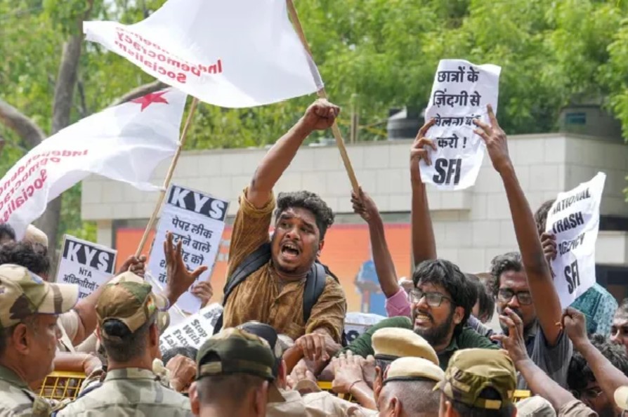 நீட் வினாத் தாள் ரூ.32 லட்சத்துக்கு விற்பனை – மாணவர் அதிர்ச்சி வாக்குமூலம்