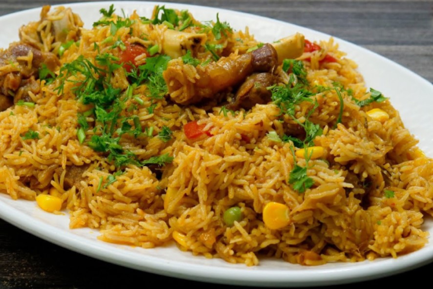 பிரபல உணவகத்தின் பிரியாணியில் புழுக்கள்!