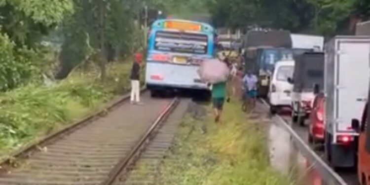 ரயில் தண்டவாளத்தில் பேருந்தை செலுத்திய சாரதி கைது (Video)