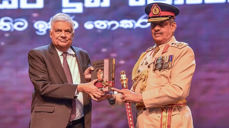 சரத் ​​பொன்சேகாவின் புத்தகத்தின் முதல் பிரதி ஜனாதிபதி ரணிலுக்கு: பொன்சேகாவின் சேவை நாட்டுக்கு தேவை என ஜனாதிபதி தெரிவித்துள்ளார்.