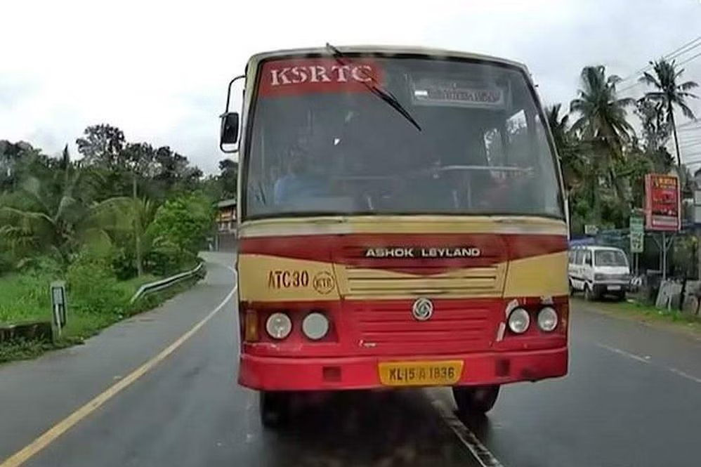 பார்வையாலேயே மோதிக்கொண்ட ஓட்டுநர்கள்  (Video).