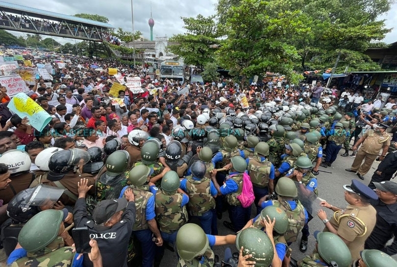 கொழும்பில் அதிபர், ஆசிரியர்களின் போராட்டம் மீது பொலிஸார் தாக்குதல்.
