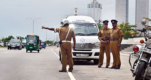வாகனத்தில் பயணிக்கும்போது காவல்துறையினரிடம் காட்ட வேண்டிய கட்டாய ஆவணங்கள்.