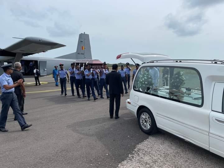 யாழில்  சம்பந்தரின் புகழுடலுக்கு  பலரும் அஞ்சலி! இன்று பலாலி விமான நிலையத்தில் இருந்து திருகோணமலைக்கு …  (படங்கள்)