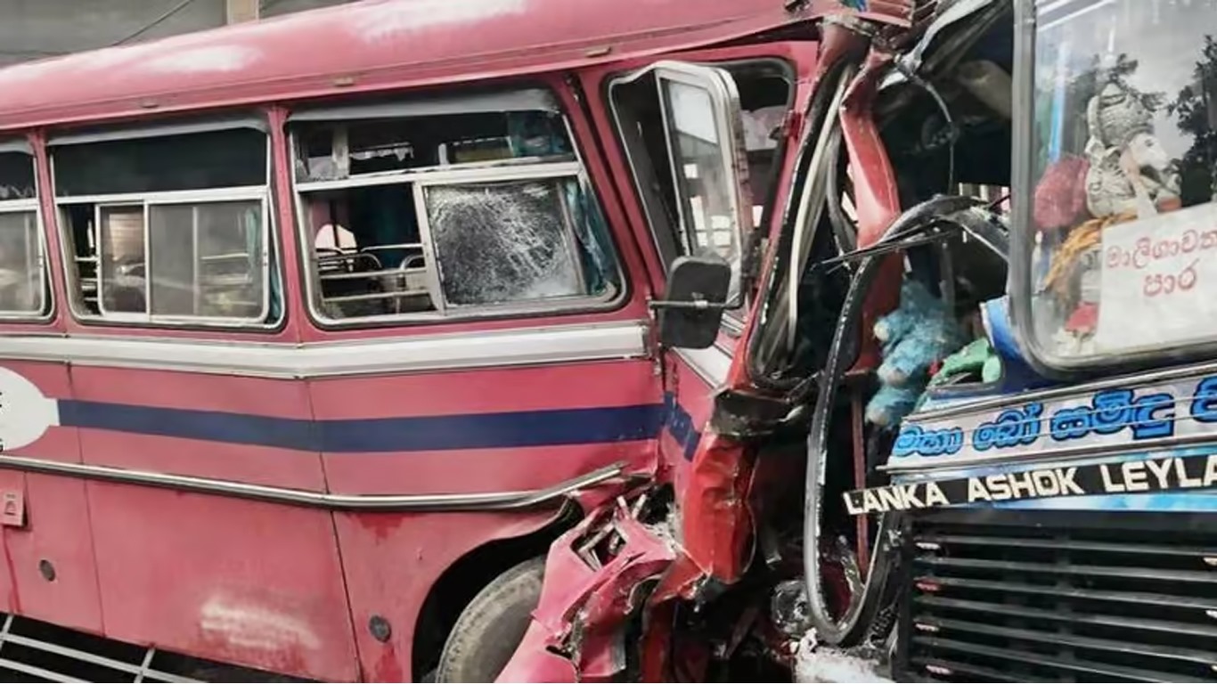 2 பேருந்துகள் மோதி விபத்து – 15 பேர் மருத்துவமனையில் ….