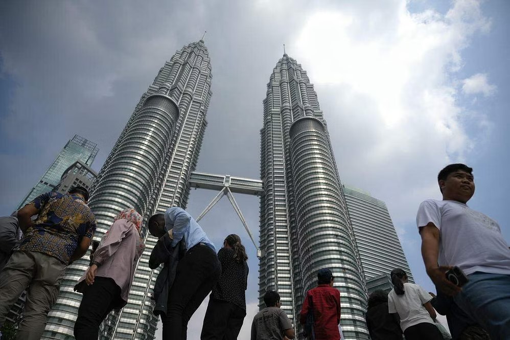 மலேசியாவுக்குப் பயணம் மேற்கொள்வோரைக் குறிவைக்கும் செயற்கை நுண்ணறிவு மோசடி அதிகரிப்பு