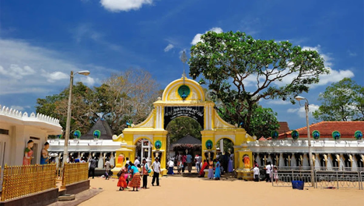 கதிர்காம கோயில் ஆறு கோடி மதிப்பிலான நன்கொடைகளை  பிரித்துக் கொள்வதில் அடிதடி : ஒருவர் வைத்தியசாலையில் : பாதுகாப்புக்கு வந்த இராணுவம்