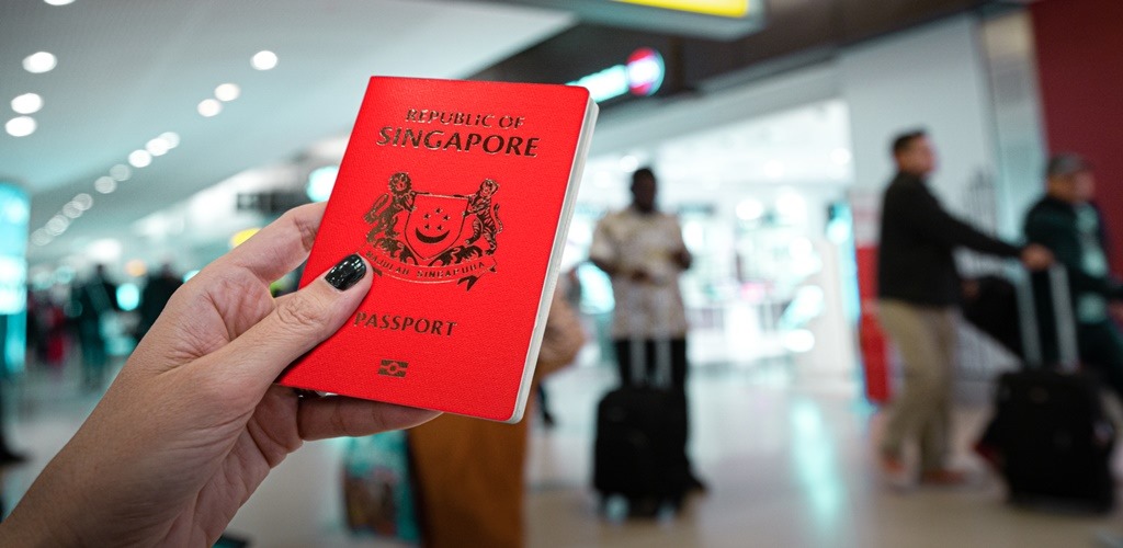 “வேறு  நாட்டின் குடியுரிமை வைத்திருப்போர் , அதை கைவிடவில்லை என்றால் சிங்கப்பூர்க் குடியுரிமையை இழக்க நேரும்”.