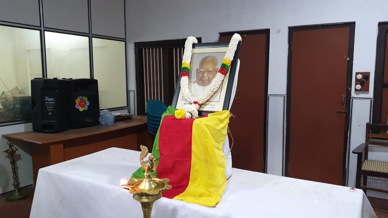 யாழில் தமிழரசுக் கட்சியின் தலைமை அலுவலகத்தில் பெருந்தலைவர் சம்பந்தனின் புகழுடலுக்கு அஞ்சலிப்பு.