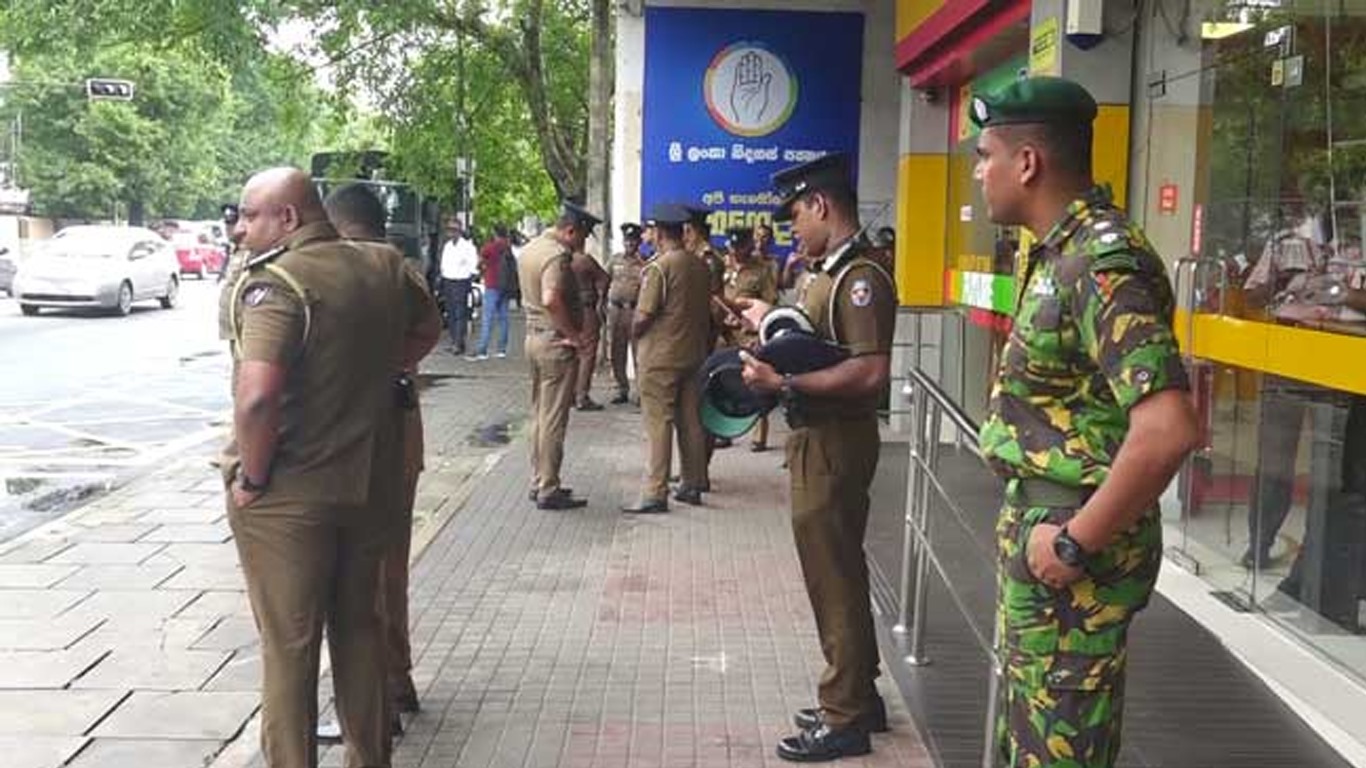 ஸ்ரீலங்கா சுதந்திரக் கட்சி தலைமைச் செயலகத்தைச் சுற்றி பொலிஸார் குவிப்பு ! (PHOTOS)