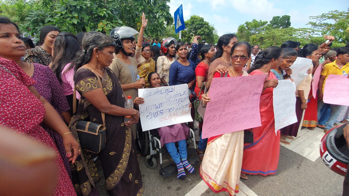 சாவக்கச்சேரி வைத்தியசாலைக்கு முன்பாகப் பொதுமக்கள் போராட்டம்  ஏ – 9 வீதியை மறுத்ததால் குழப்பம் கலகம் அடக்கும் பொலிஸார் குவிப்பு.