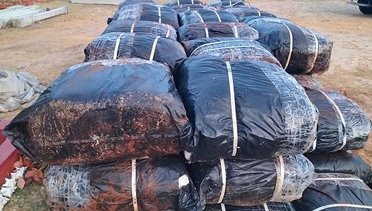 மன்னார் வாங்காலை பகுதியில் 3000 கிலோ பீடி இலைகளோடு மூவர் கைது .