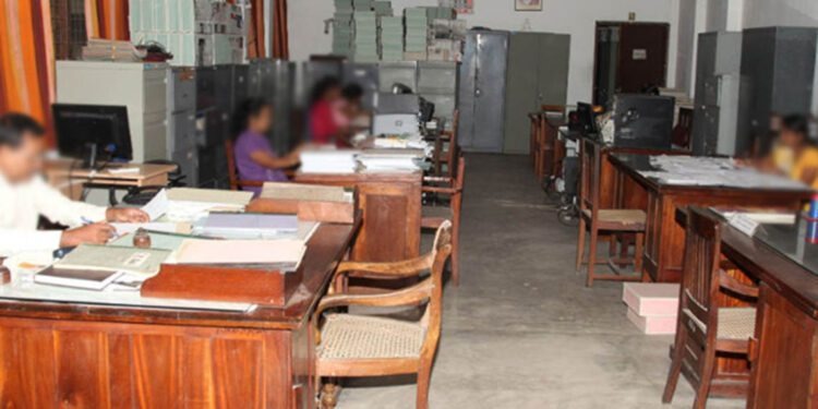 வேலை நிறுத்தத்தில் ஈடுபடாத அரசு ஊழியர்களுக்கு பதவி உயர்வு மற்றும் ஊதிய உயர்வு