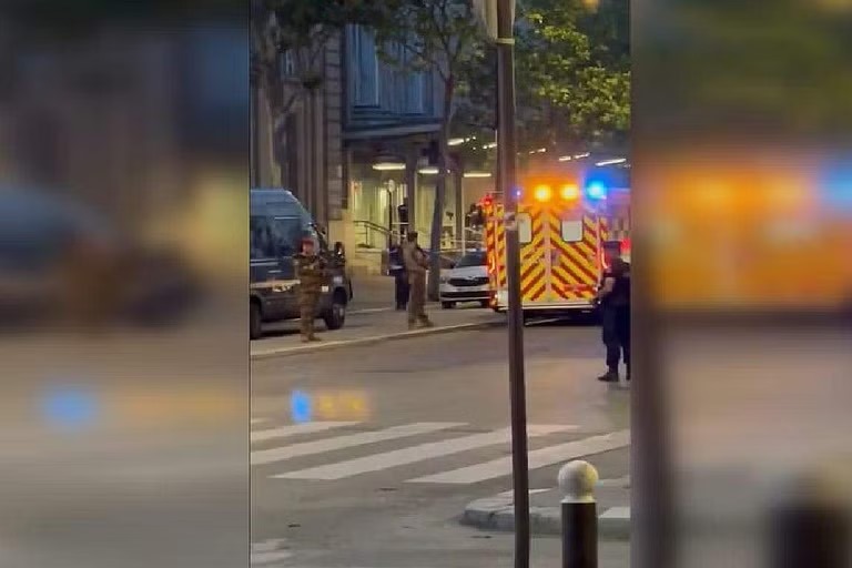 பாரிஸ் நகரில் ராணுவ வீரர் மீது  கத்திக்குத்து.