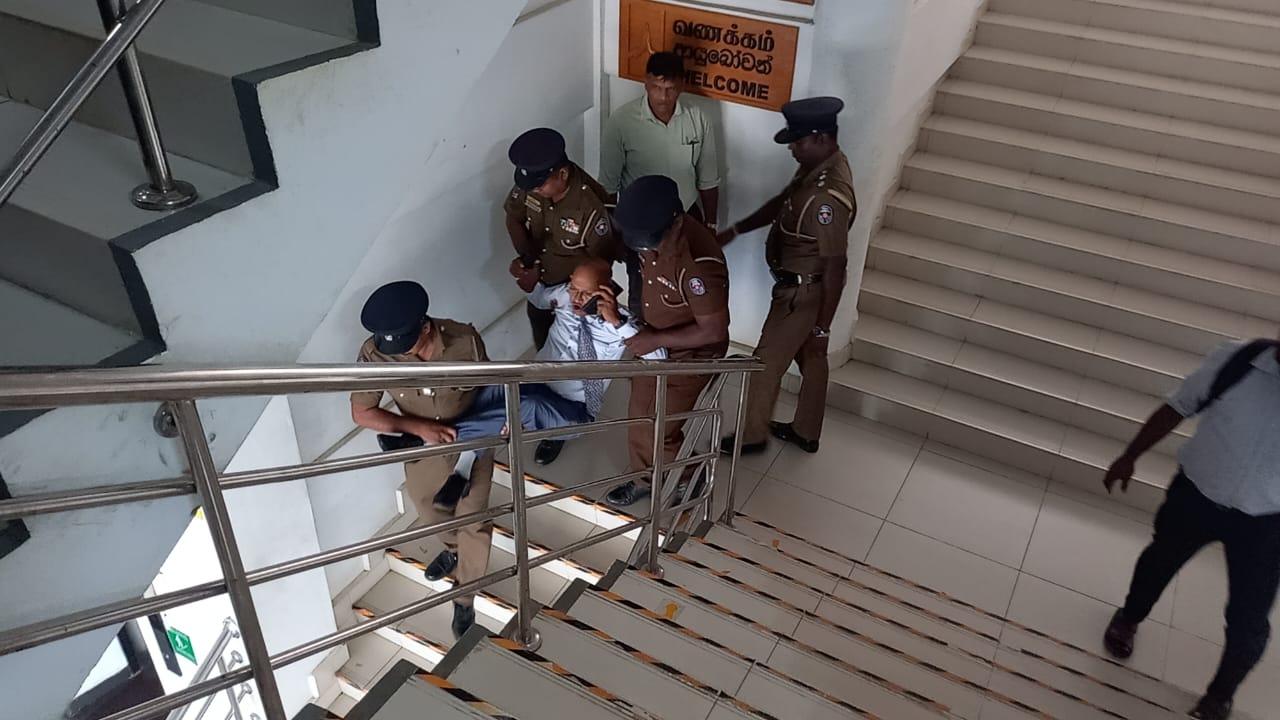 யாழில் சுகாதார அமைச்சரின் கூட்டத்தை முகநூலில் நேரலை செய்து குழப்பத்தில் ஈடுபட்ட ஒருவர் கைது!