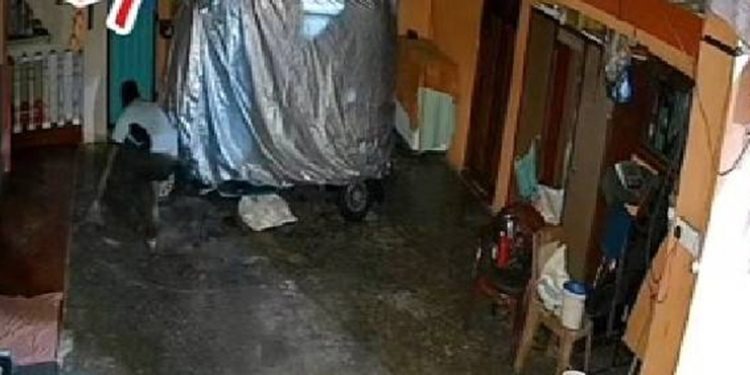 வவுனியா பல்கலைக்கழக விரிவுரையாளர் குளிக்கும் இளம் பெண்ணை வீடியோ செய்ய போய் சிக்கினார்!