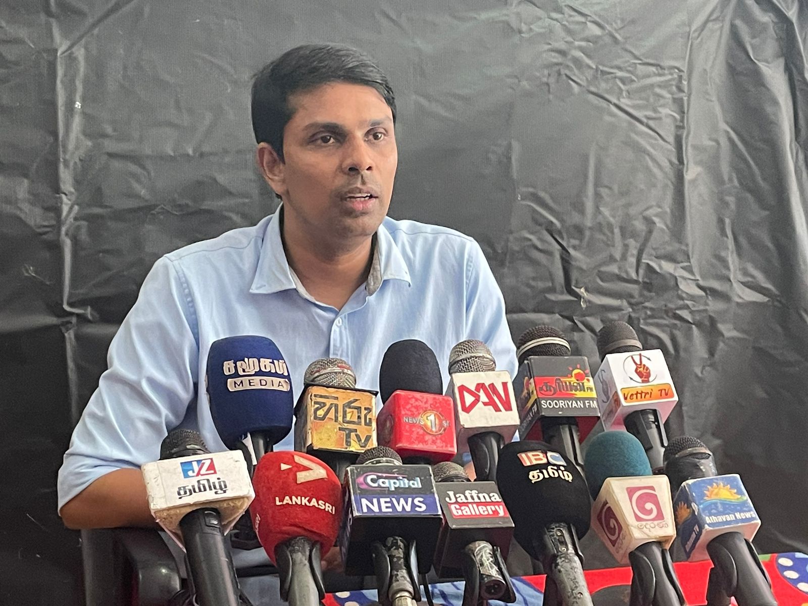 சாவகச்சேரியில் செய்தியாளர் சந்திப்பை நடத்திவிட்டு  யாழ். மண்ணில் இருந்து விடைபெற்றார் அர்ச்சுனா.