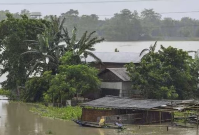 கனமழையால் வெள்ளத்தில் மிதக்கும் அசாம்… 6 லட்சத்தும் அதிகமான மக்கள் பாதிப்பு!