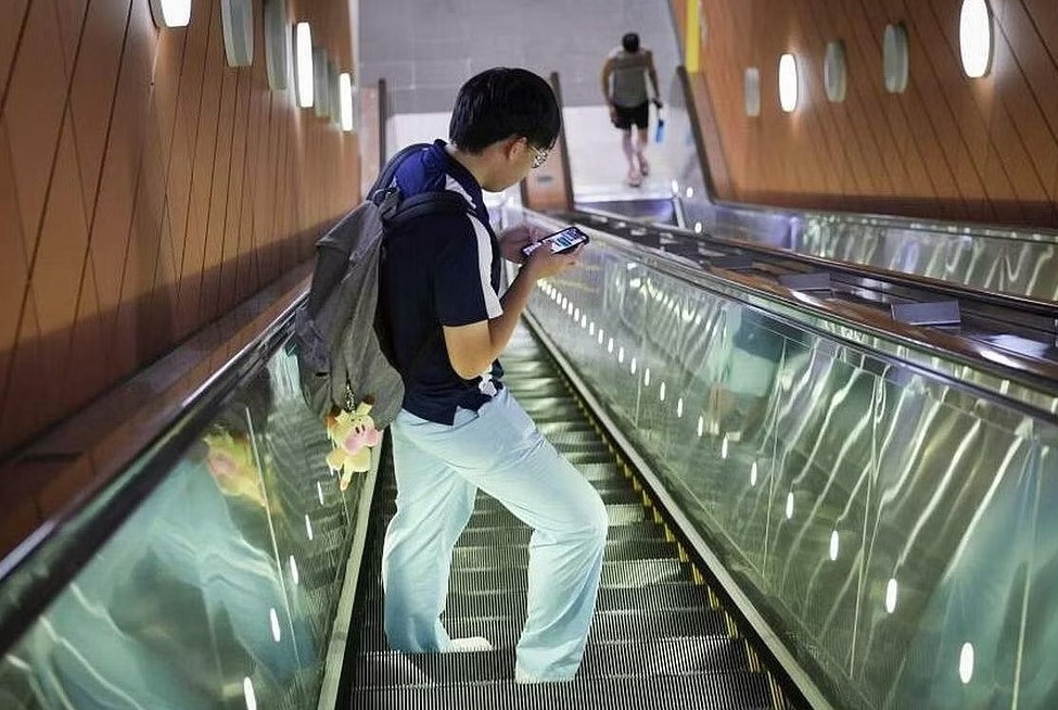 இணையத்தில் இளையர்கள் அதிக நேரம் செலவிடுதல்: தடுப்பதற்கு நேர வரையறை