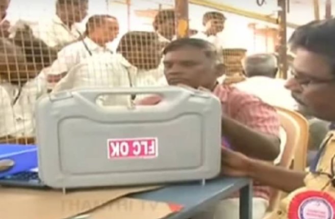 வாக்கு எண்ணும் மையத்துக்குள் போலி அடையாள அட்டையுடன் நுழைந்த நபரால் பரபரப்பு