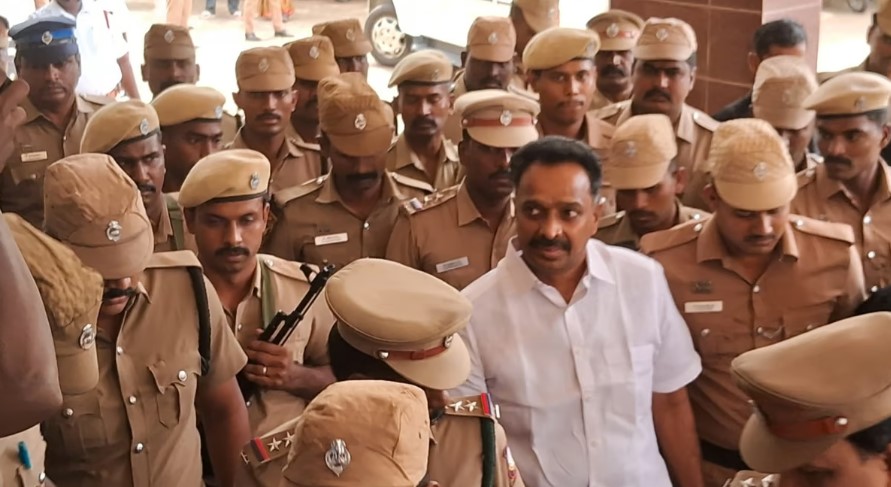 நிலமோசடி வழக்கு விசாரணைக்காக நீதிமன்றத்தில் ஆஜர்படுத்தப்பட்ட எம்.ஆர். விஜயபாஸ்கர்