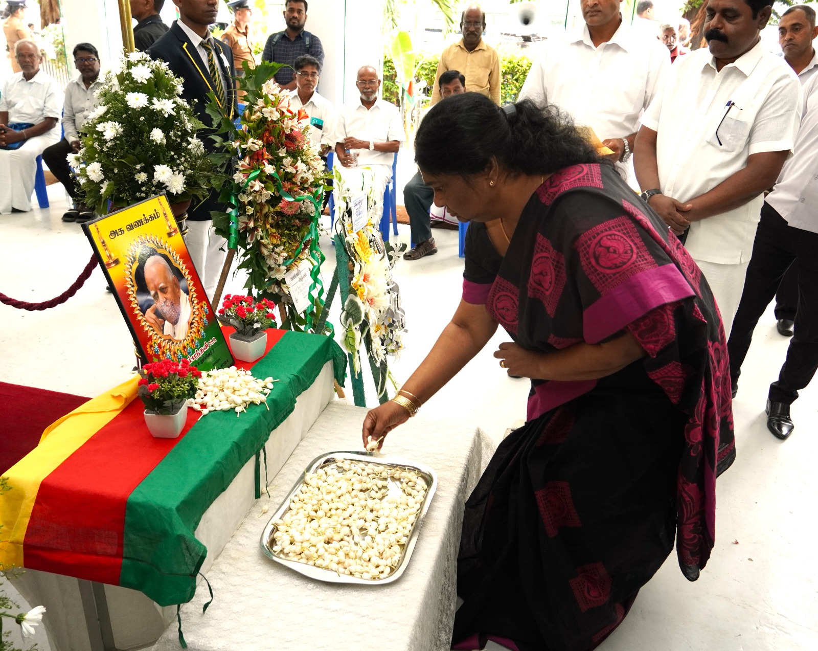 சம்பந்தனின் புகழுடலுக்கு வடக்கு ஆளுநர் அஞ்சலி!