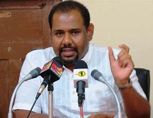 சாவகச்சேரியில் குரங்குகளைக் கலைக்க துப்பாக்கிகளை வழங்கிய கஜேந்திரகுமார்.