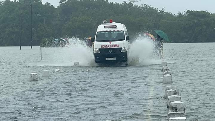 முல்லைத்தீவு, வட்டுவாகல் பாலத்துடன் கூடிய பிரதான வீதியின் போக்குவரத்தும் தற்காலிகமாக இடைநிறுத்தம்.