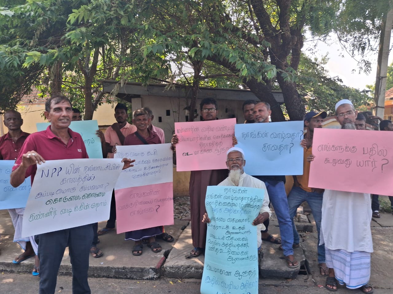 எங்களை நிராகரித்து வெளிமாவட்டக்காரார்களுக்கு கடைகள் வழங்கப்படுகிறது.-நடைபாதைக்கடை வியாபாரிகள் விசனம் (video)