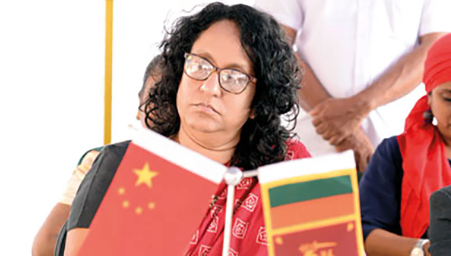 சீனாவின் பரம எதிரிக்கு நன்றி தெரிவித்து , பரிசளித்த சீனாவை எரிச்சலூட்டிய பிரதமர்