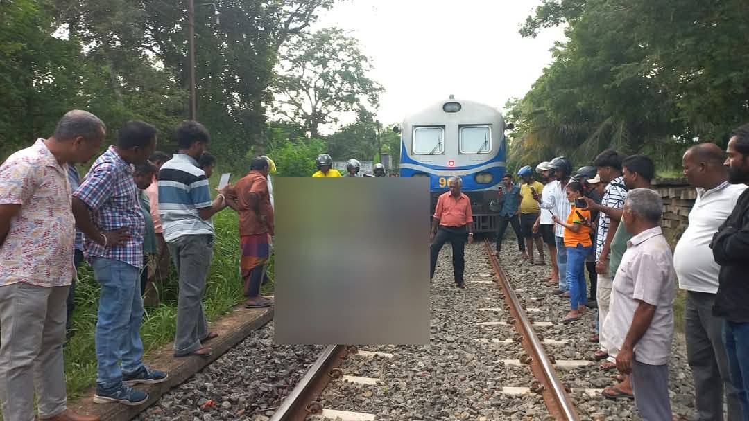 செல்பி எடுக்க முற்பட்ட தாயும், மகளும் ரயில் மோதி பலி.