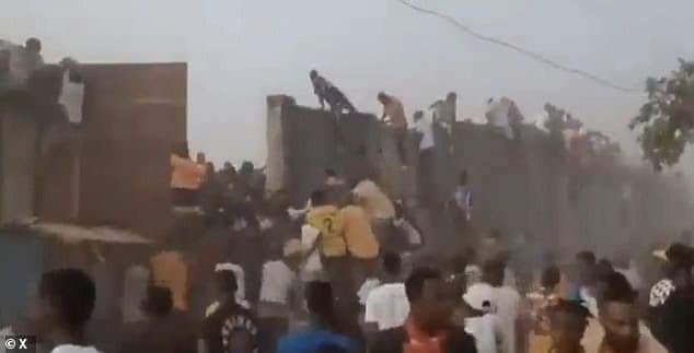 போட்டி நடுவரின் தவறான தீர்ப்பு.  ரசிகர்களின் மோதலில் 100 பேர் பலி.