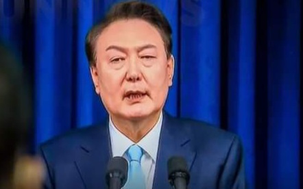 தென்கொரியாவில் திடீரென நள்ளிரவில் அவரசநிலை பிரகடனம்.