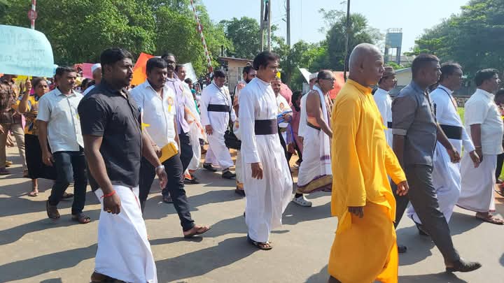 அதிகரித்த மதுபான விற்பனை நிலையங்களை மூடுமாறு கோரி கிளிநொச்சியில்  ஆர்ப்பாட்டம்.