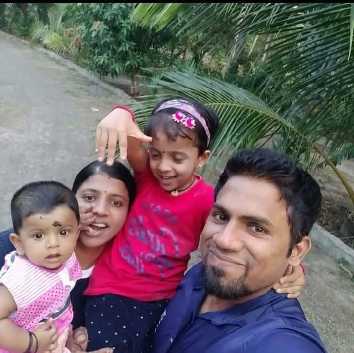 மதுபோதையில் டிப்பர் ஓடியவரால் விபத்து!  கிளிநொச்சியில் 2 வயது சிறுமி பலி, தாய், தந்தை, மகள் படுகாயம்.