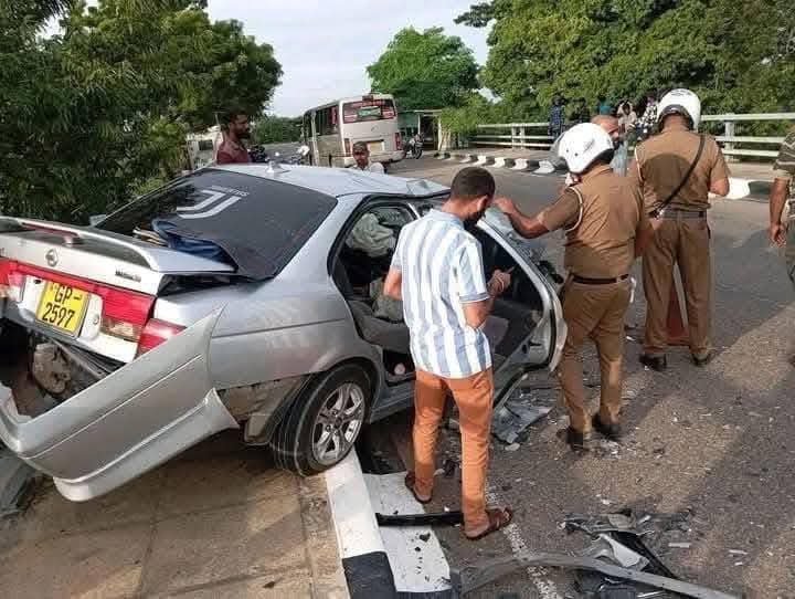 மட்டக்களப்பு பிரதான வீதி வெருகல் பாலத்திற்கு அருகில் விபத்து.!