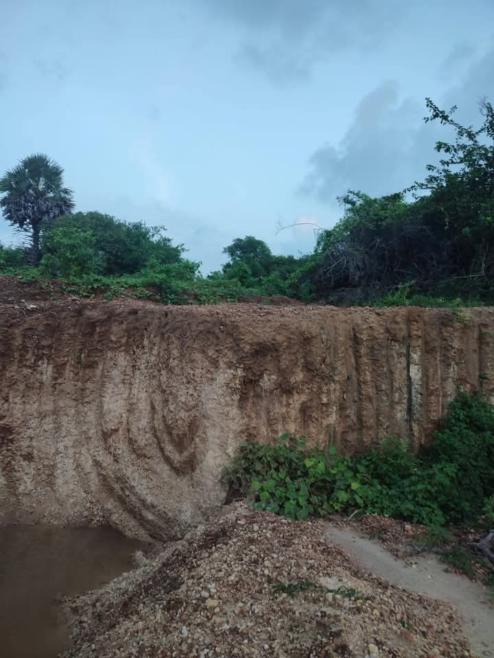 யாழ்ப்பாணத்தில் சட்டவிரோதமான முறையில் சுண்ணக்கல் அகழ்வு.