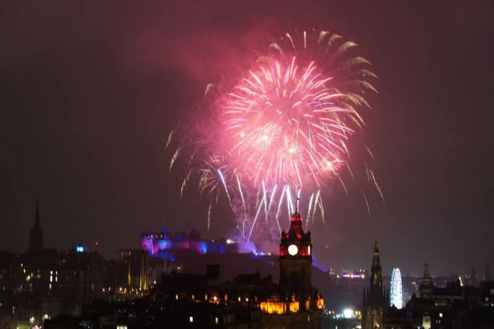 உலகின் முதல் நாடாக பசிபிக் பெருங்கடலில் உள்ள கிரிபாட்டி (Kiribati) எனும் கிறிஸ்துமஸ் தீவில் புத்தாண்டு பிறந்தது.