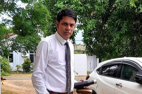 நாடாளுமன்ற உறுப்பினர் “டிக் டோக் அர்ச்சுனா” காவல்துறையினரிடம் வெறித்தனம்!