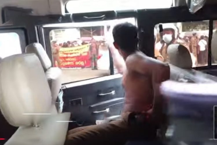 இசுருபாயவுக்கு முன்பாக அபிவிருத்தி உத்தியோகத்தர்களின் ஆர்ப்பாட்டத்தில் பொலிஸ் அதிகாரிகளை வெட்டியவர்,  இராணுவப் புலனாய்வு அதிகாரி …