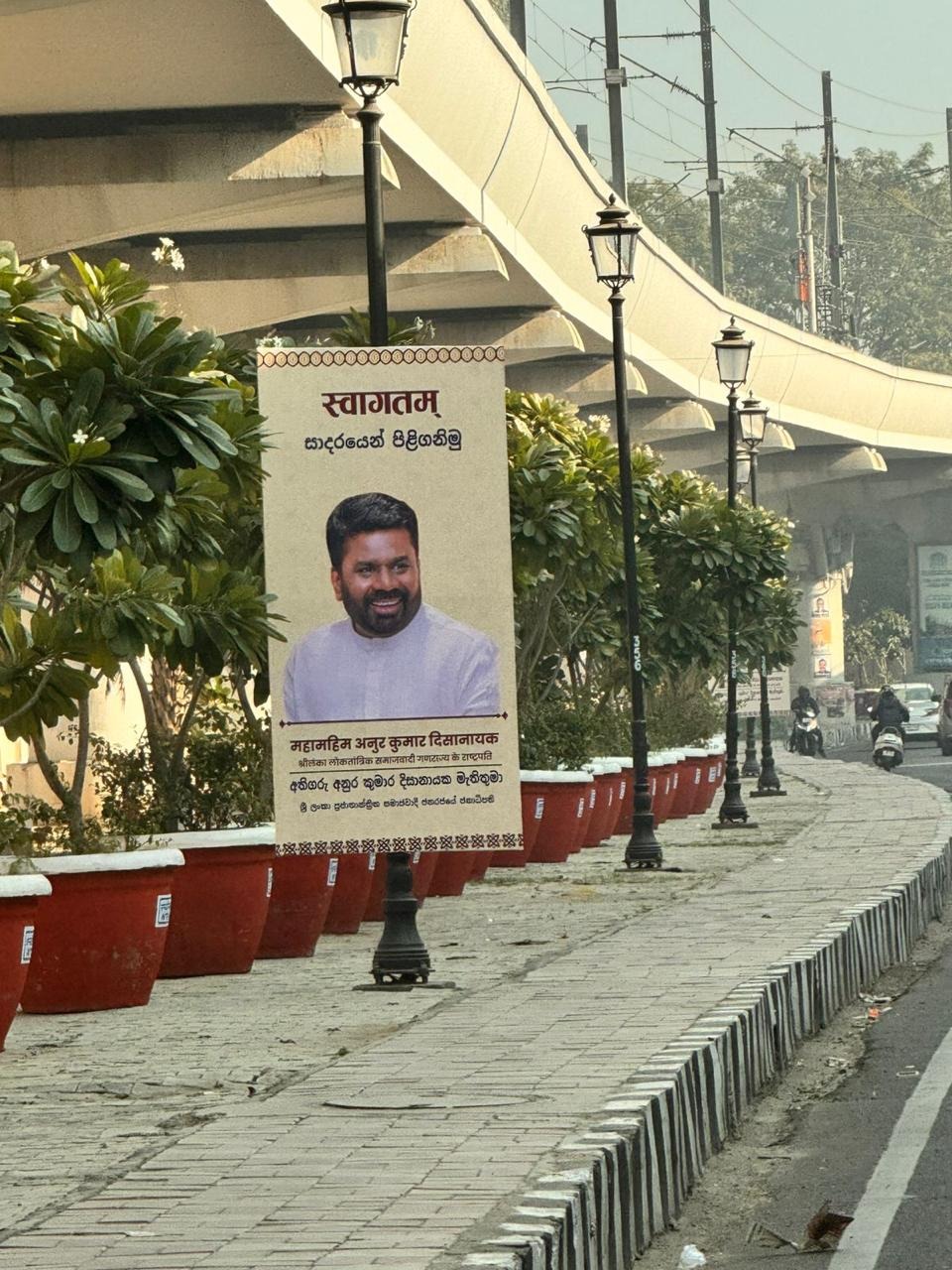 ஜனாதிபதி அனுராவை வரவேற்கும் வகையில் இந்தியாவின் வீதிகளில் அனுராவை வரவேற்கும் படங்கள்.