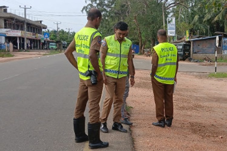 பொலிஸ் உத்தியோகத்தர்களை கண்ணாடி போத்தலால்   தாக்கி விட்டு தப்பியோடிய மூவரும்  பொலிஸாரிடம் மாட்டினர்!