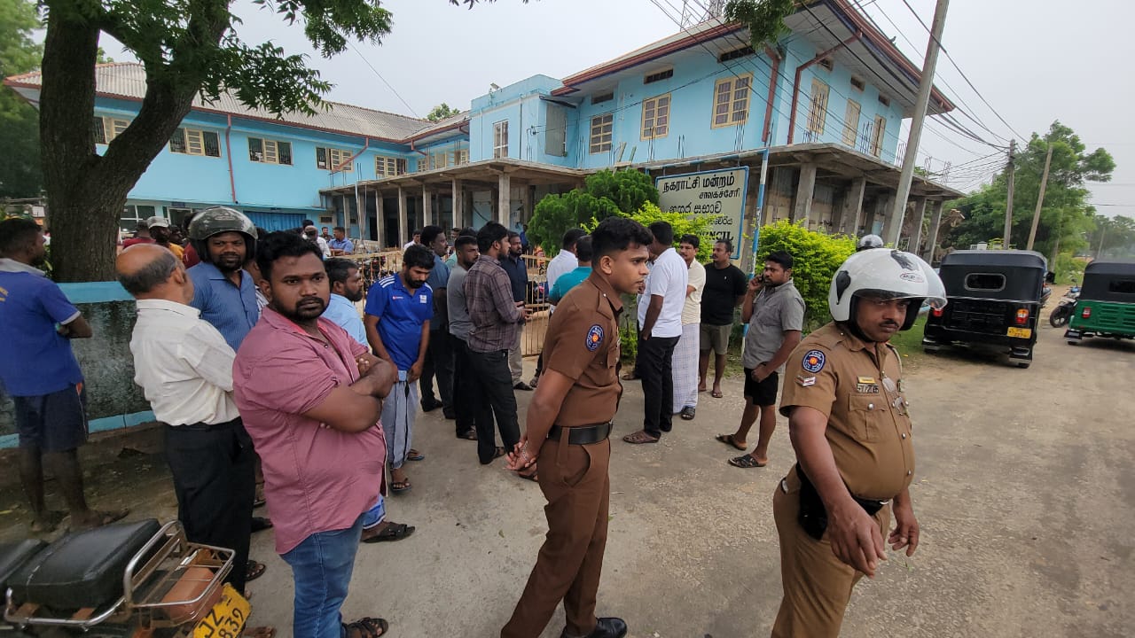 சாவகச்சேரி நகர சபை முன்றலில் போராட்டம்.