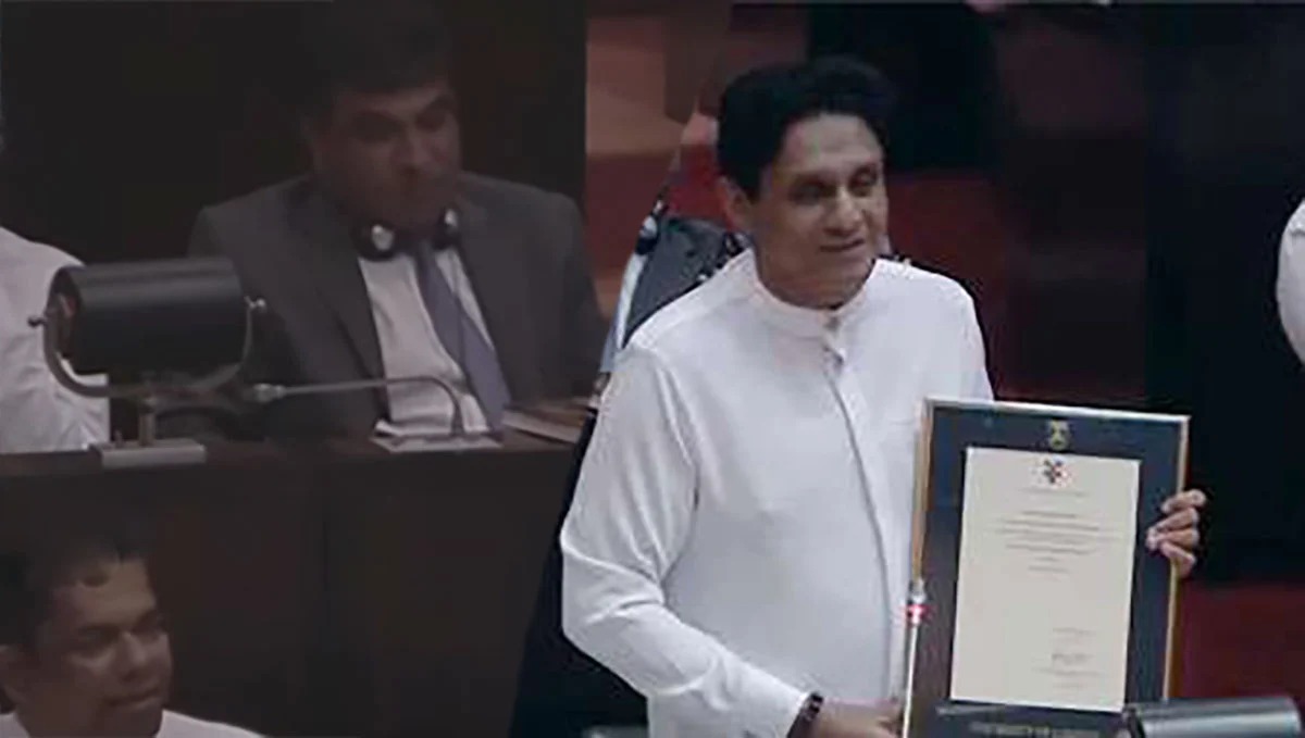 எதிர்க்கட்சித் தலைவர் கல்விச் சான்றிதழை பாராளுமன்றத்தில் சமர்ப்பித்தார்.