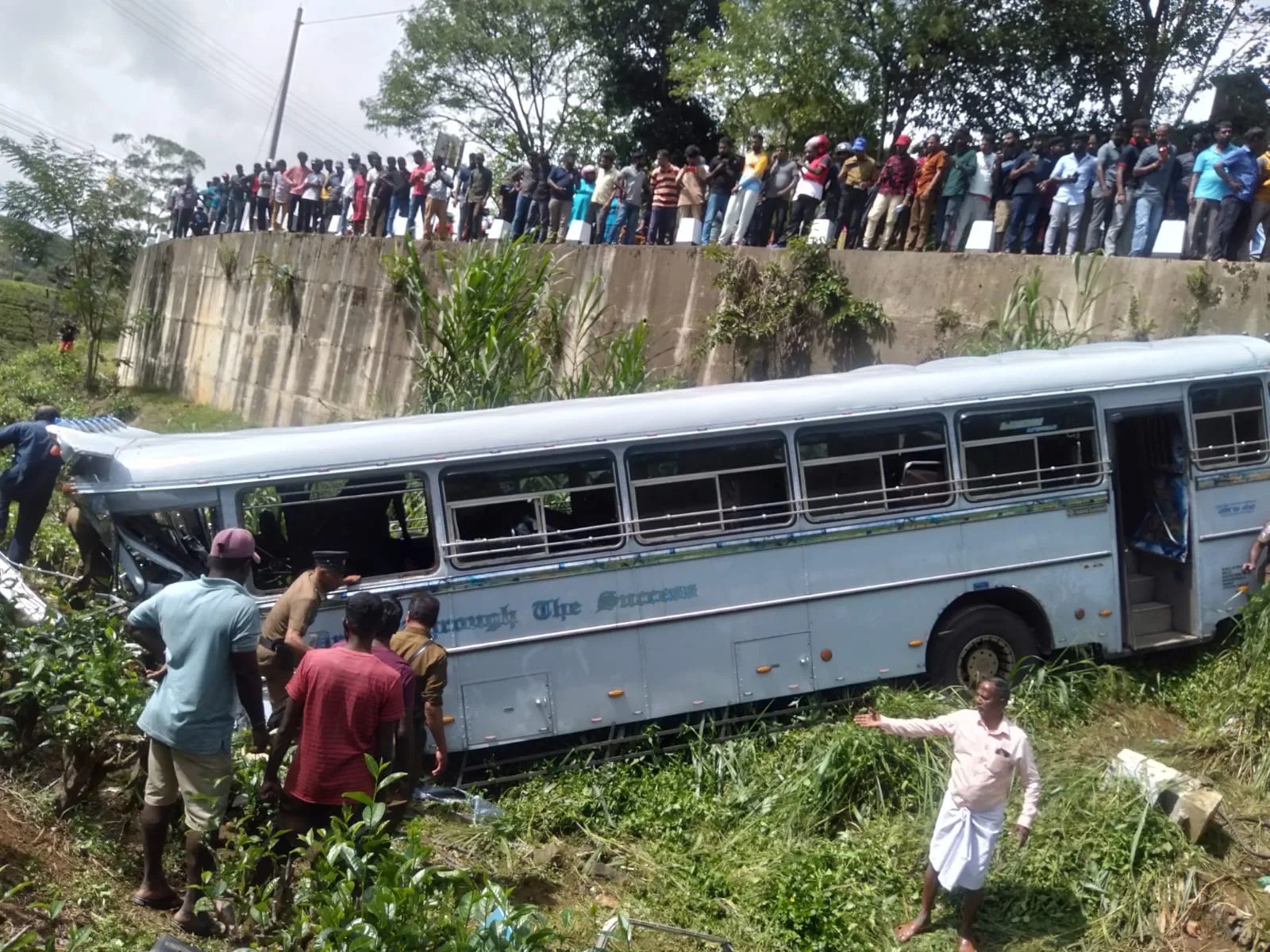 பேருந்து கவிழ்ந்து பயங்கர விபத்து… 3 பேர் பலி.. 30 பேர் மருத்துவமனையில்.