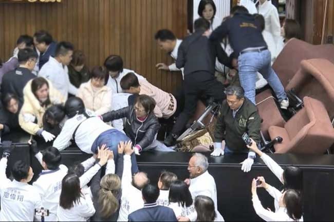 தைவான் நாடாளுமன்றத்தில் பதற்றம் , ரகளை (Video)