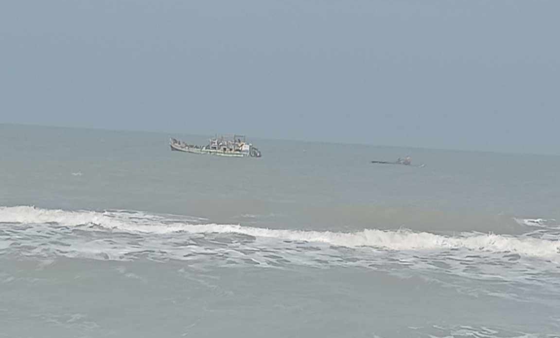 முல்லைத்தீவு, முள்ளிவாய்க்கால் கடற்பகுதியில் கரையொதுங்கிய வெளிநாட்டு படகு.