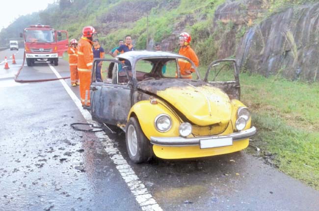 காலியில் இருந்து கொழும்பு நோக்கி சென்ற கார் திடீரென தீப்பிடித்து.